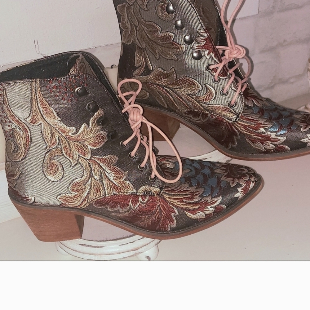Floral Embroidered Women's Boots Booties Size 8.5 - Picture 3 of 6